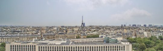 L'universite Paris-Dauphine vue depuis un drone - ciel bleu + nom acrotere V2